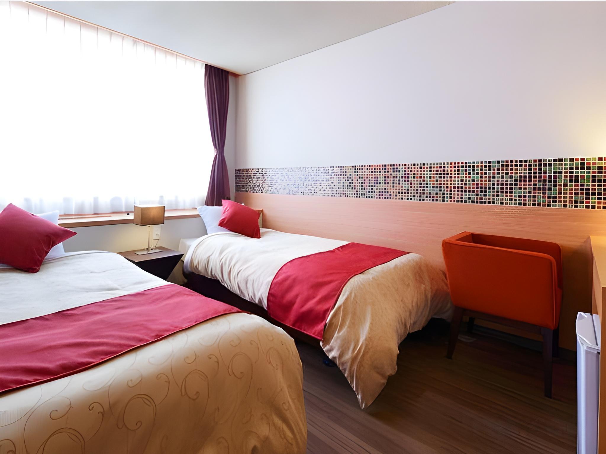 Twin Beds, Comfort Floor