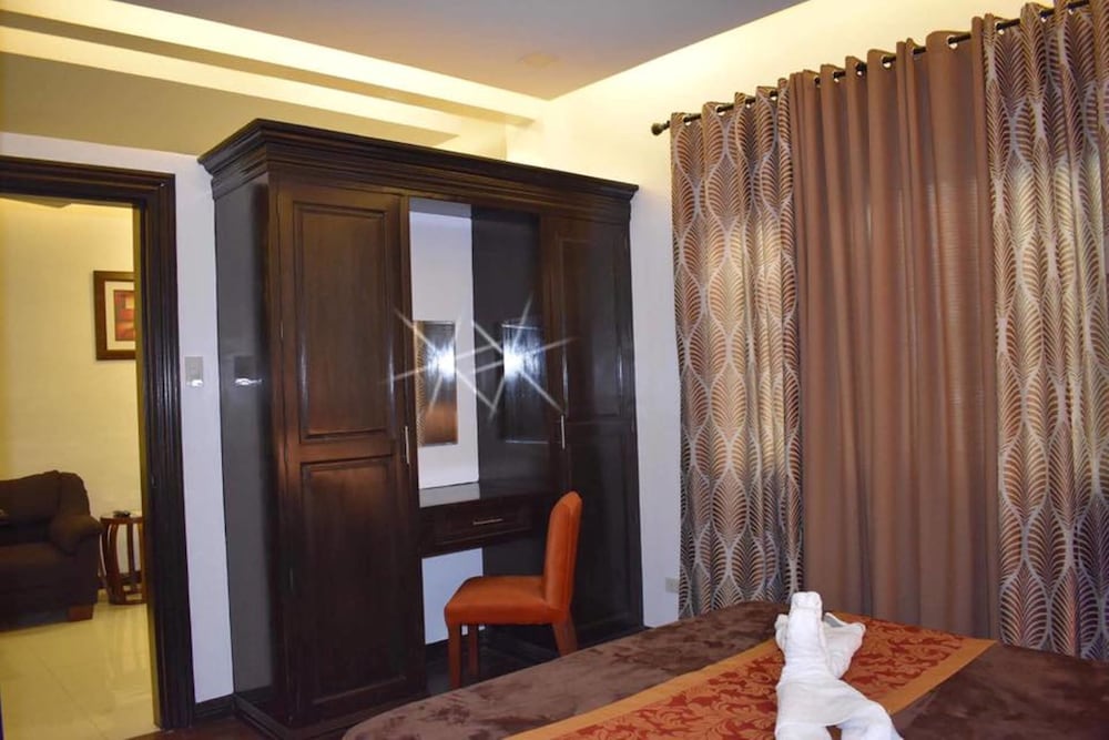 Jo Carter's Hotel & Suites 35/60