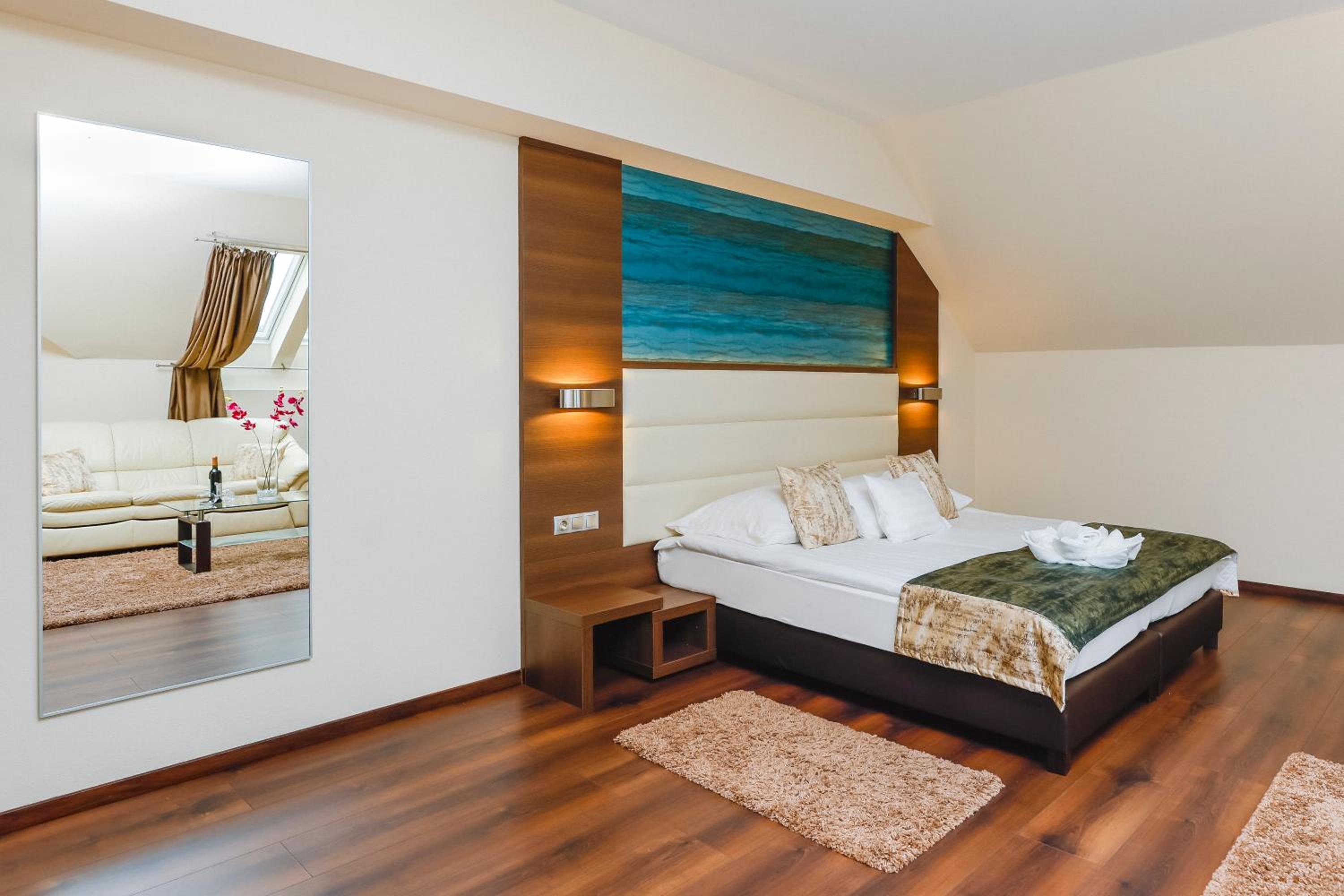 Superior, Suite, Attic
