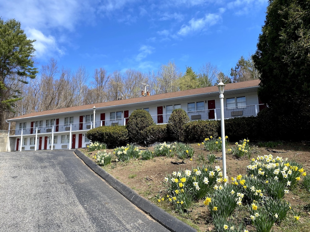 Economy Lodge 682 Main St Sturbridge 32/39