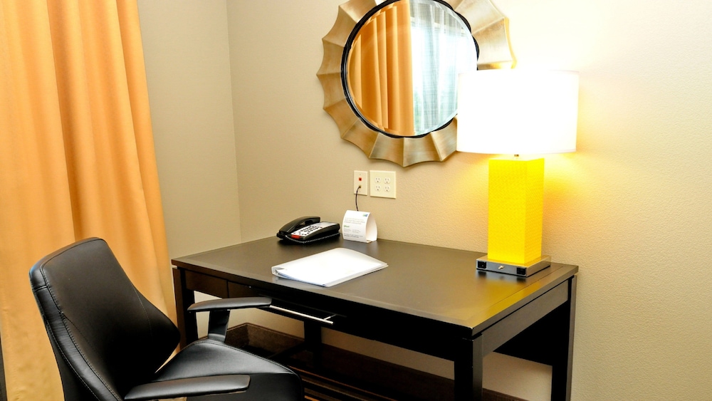 HOLIDAY INN EXPRESS COVINGTON MADISONVILLE 48/49