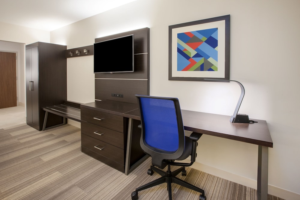 Holiday Inn Express Suites Maryville 33/35