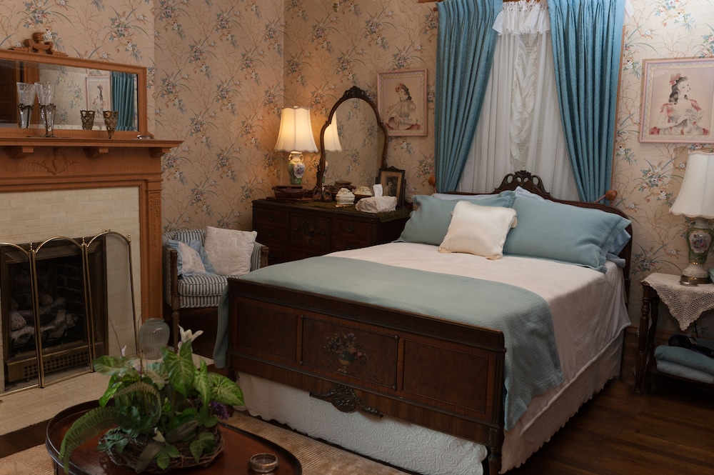 South Broadway Manor Bed and Breakfast 16/72