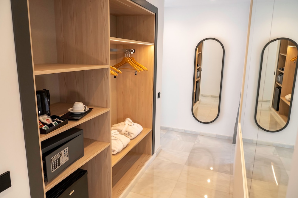 جناح بسرير كينج بإطلالة على البحر مع أريكة، Urh Sitges Playa Hotel 3/3