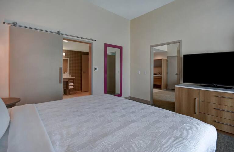 1 BEDROOM, SUITE, KING BED