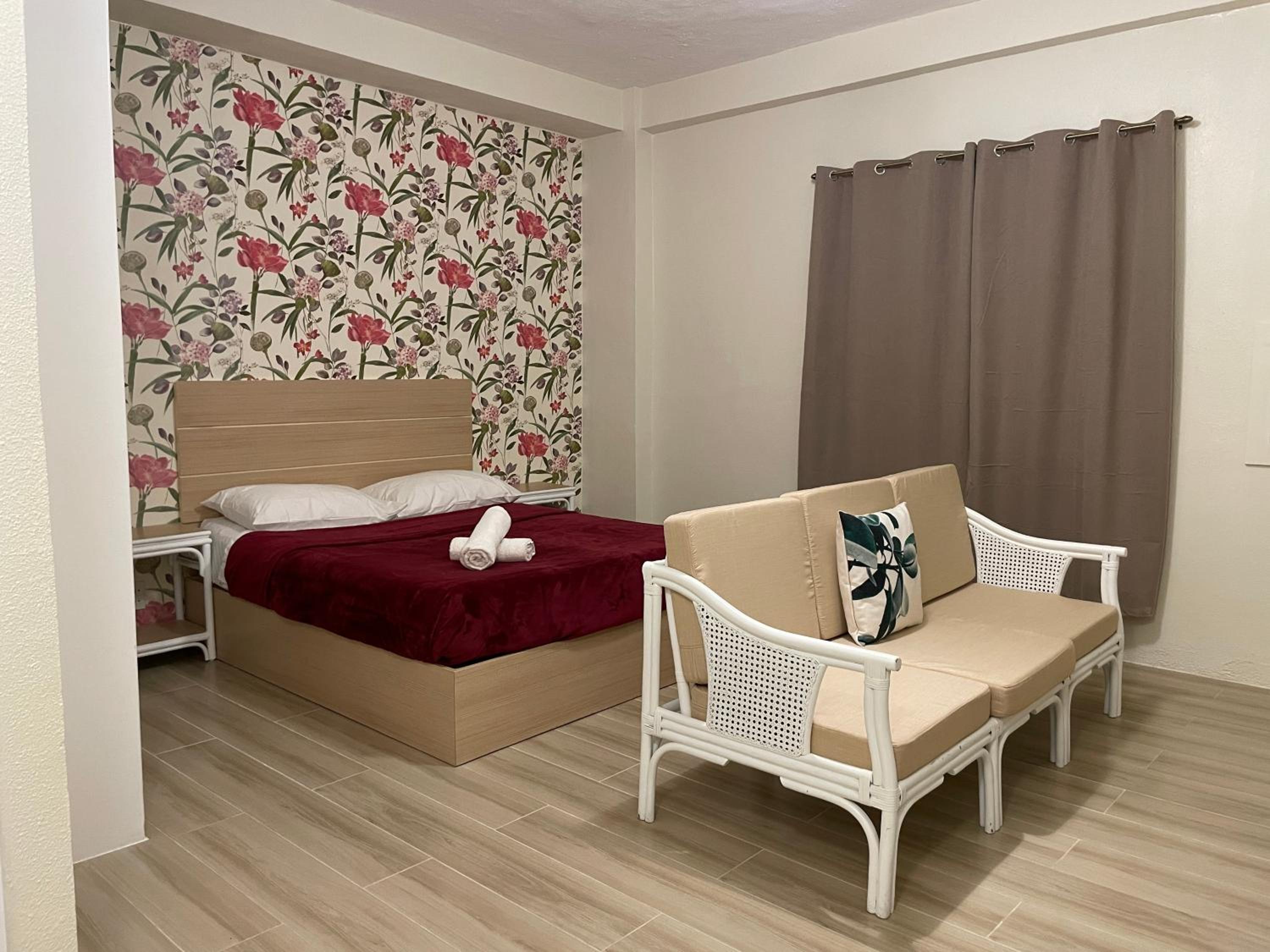 Studio, Queen Bed