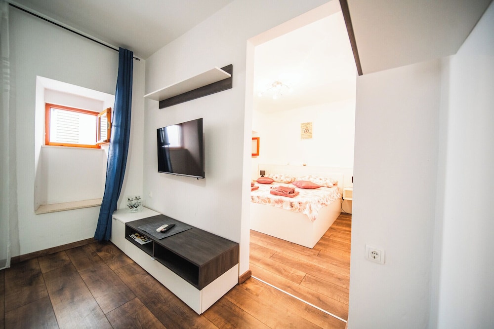 M & J Central Suites 29/50
