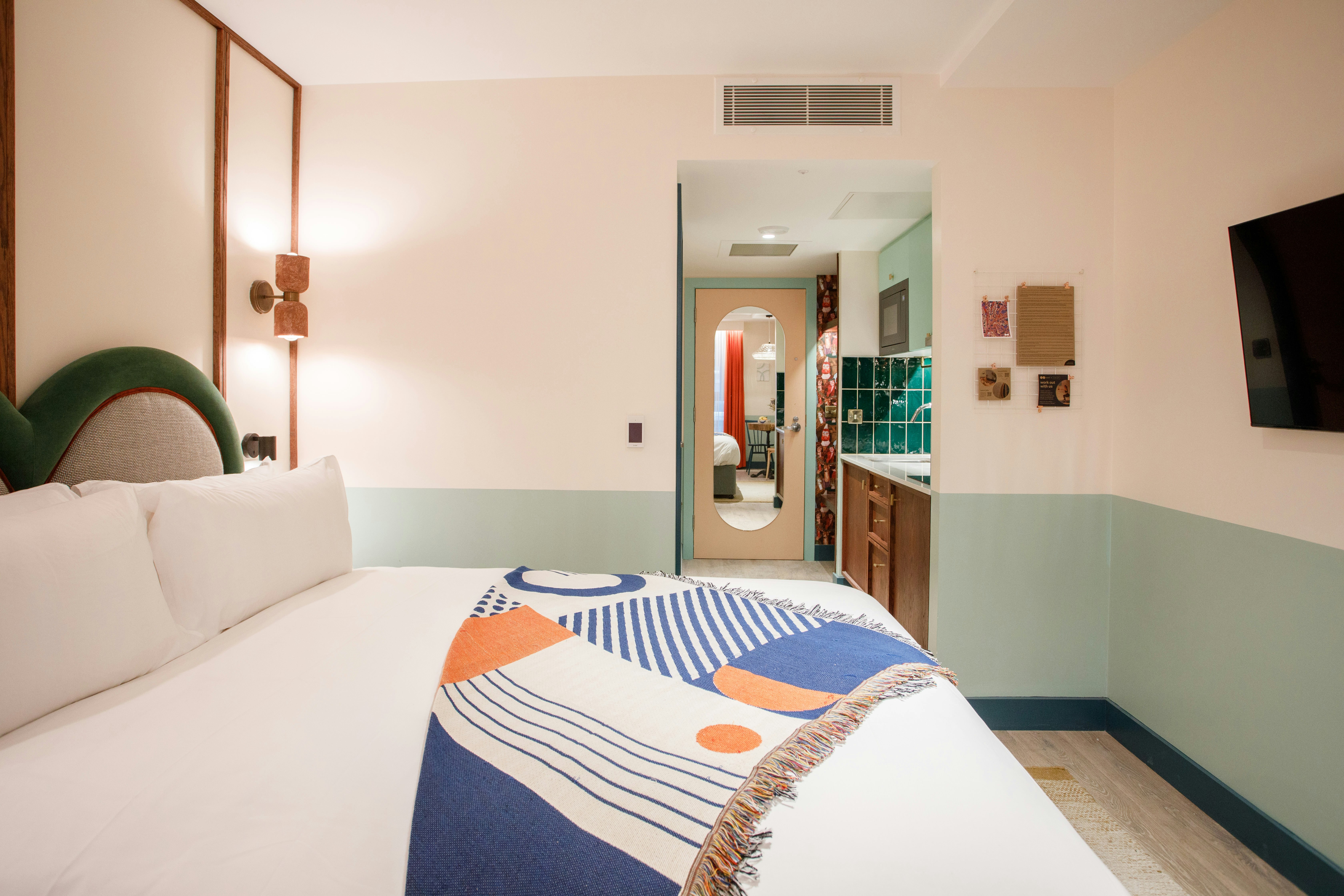 Studio, King Bed