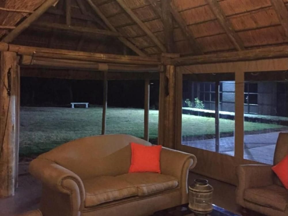Outlook Lodge OR Tambo 22/35