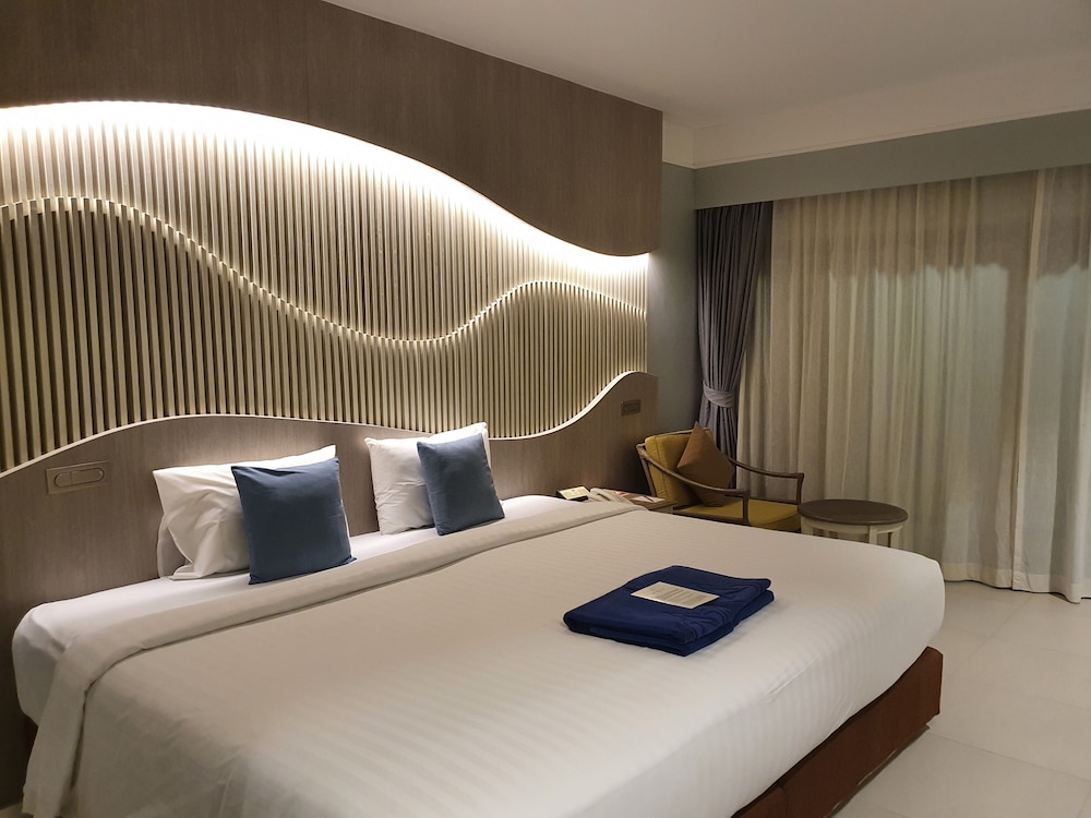 Amora Beach Resort Phuket 32/75