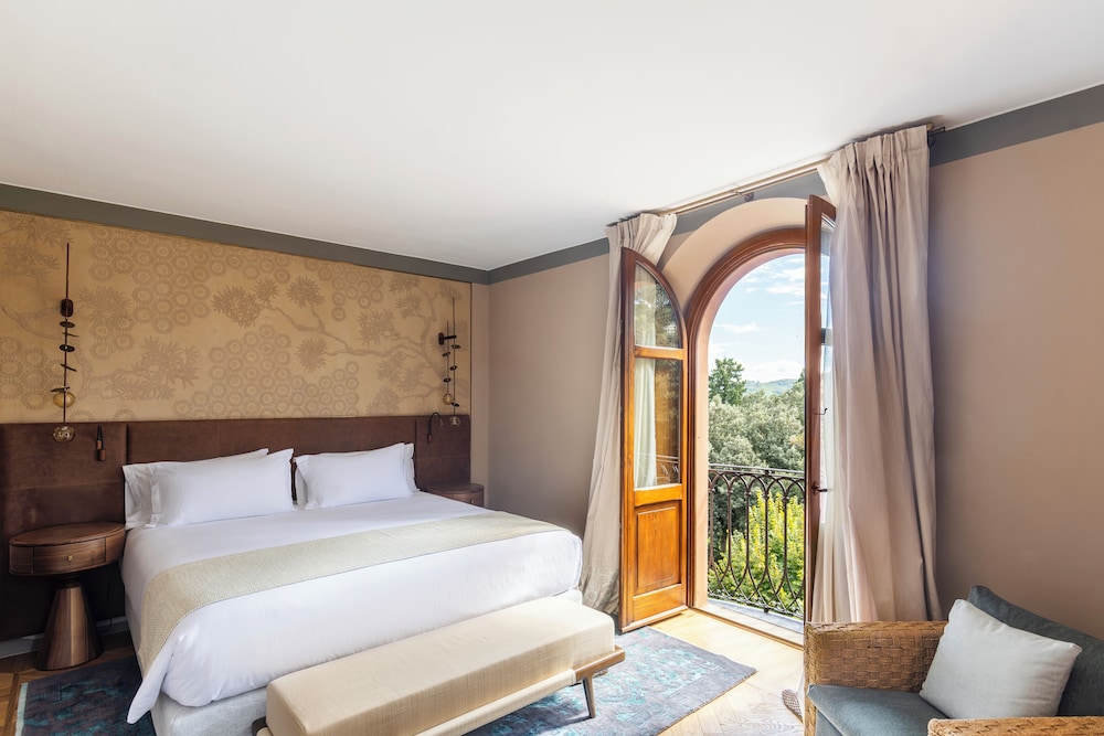 SUITE, 1 KING AND 1 SINGLE BEDS
