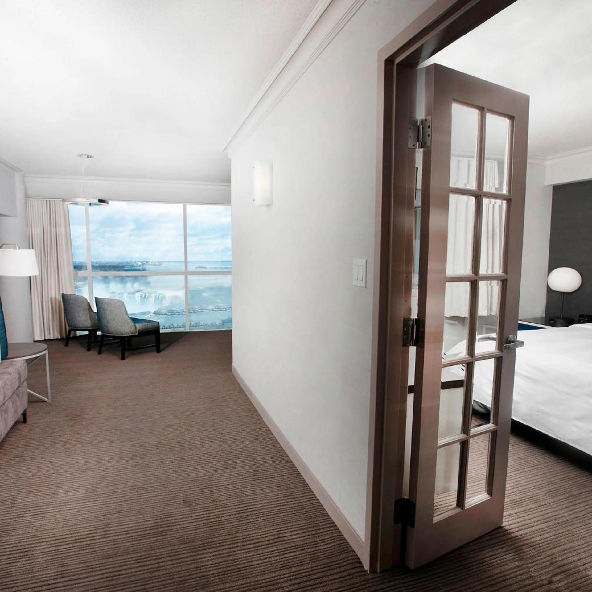 جناح رئاسي جونيور مع أريكة، Niagara Falls Marriott on The Falls 4/4