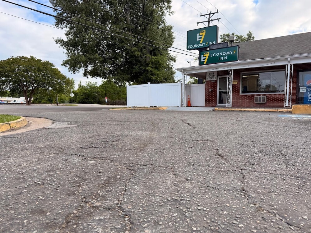 Economy 7 Inn Hampton W Pembroke 56/64
