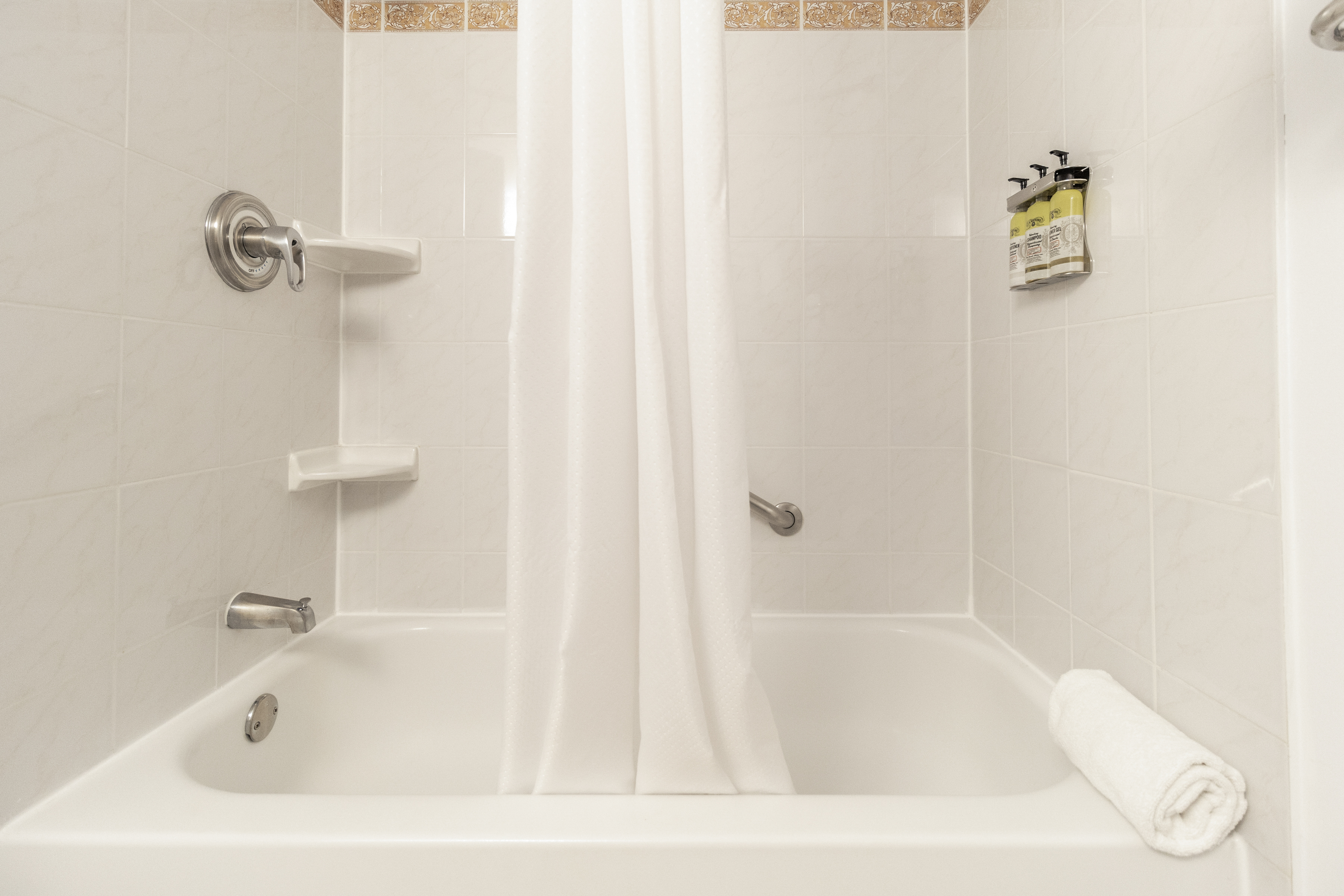 جناح بشرفة، Hotel Saint Laurent Montreal 4/5