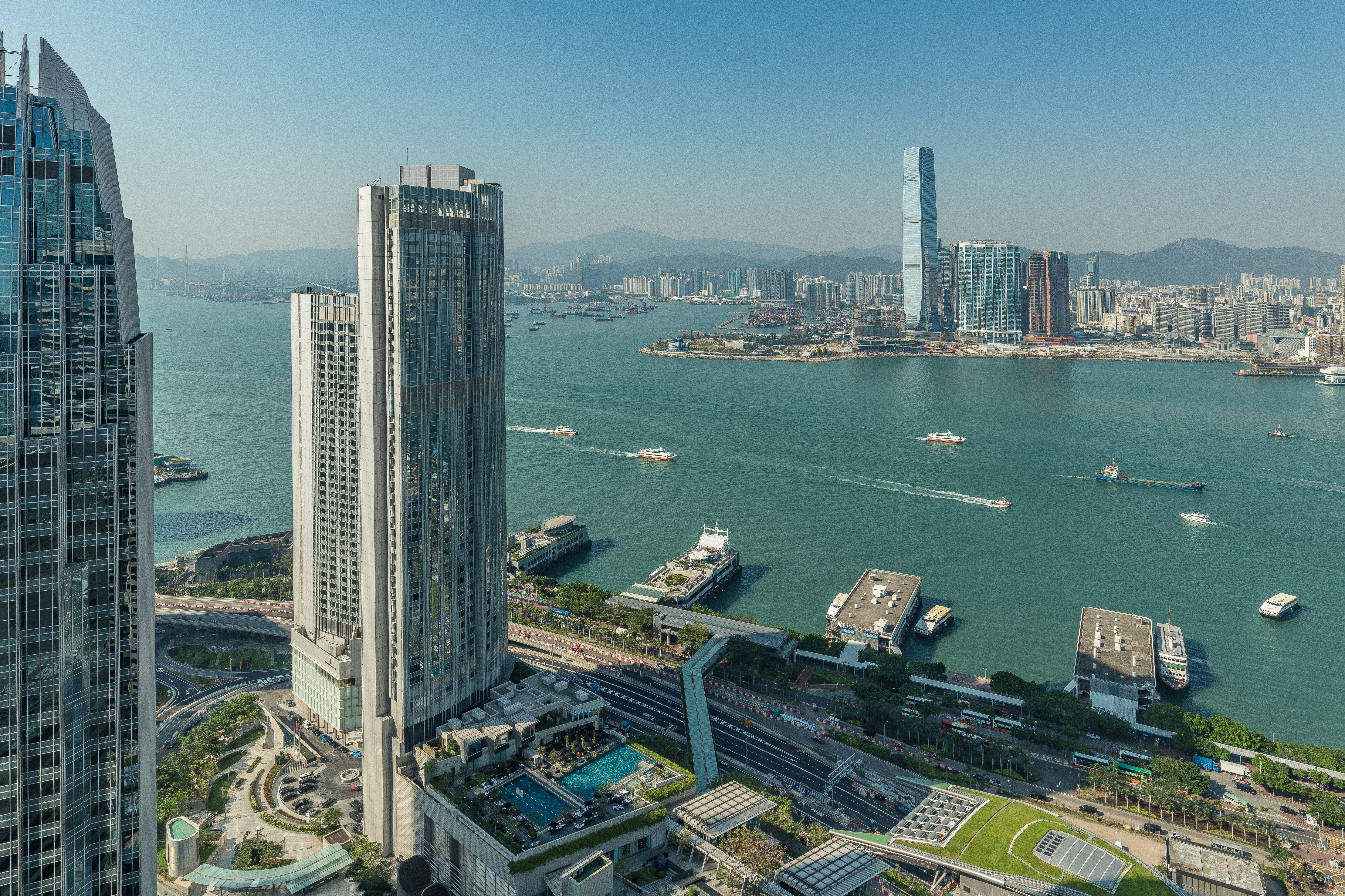 Four Seasons Hotel Hong Kong 70/76