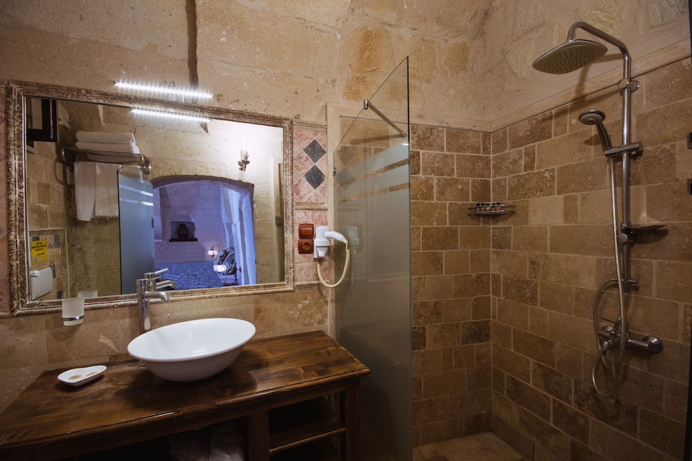 Mystic Cave House Hotel 46/50