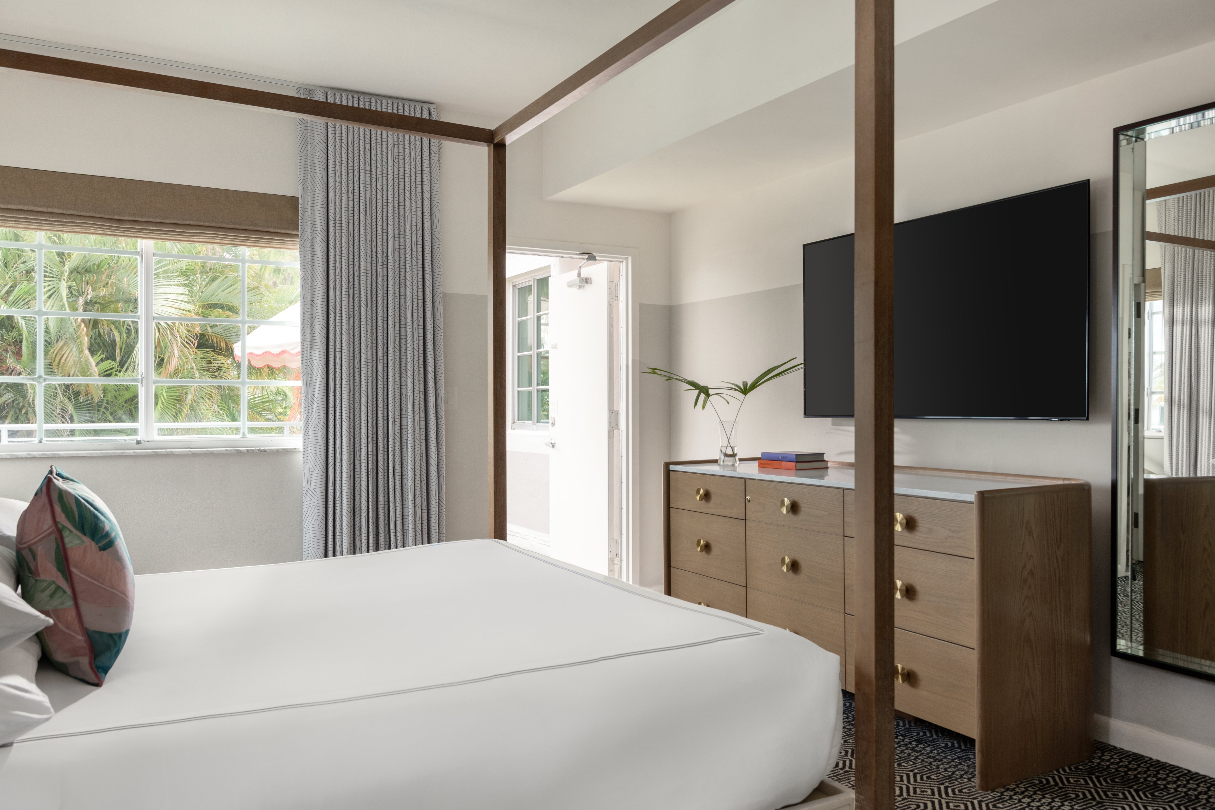 Kimpton Surfcomber Hotel 30/80