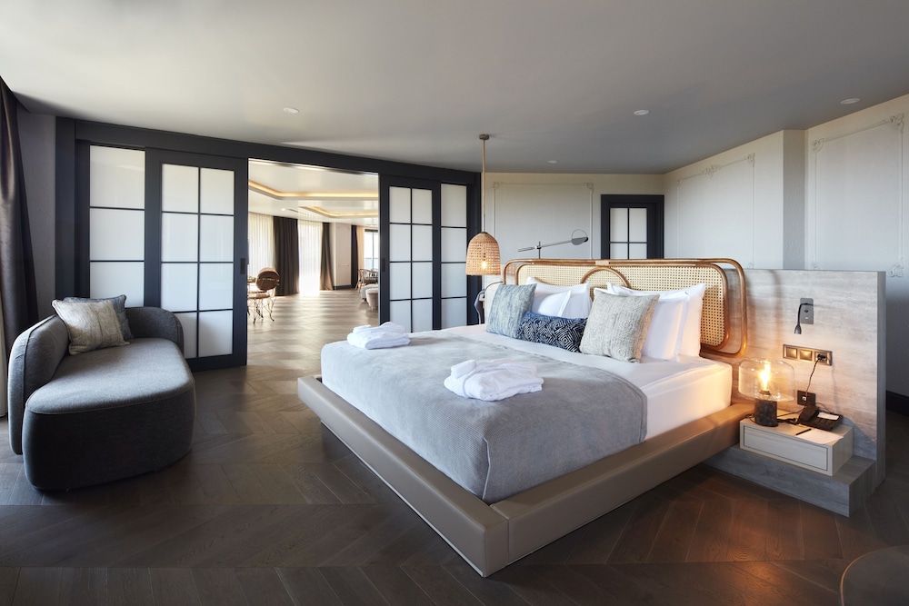 Liu Resorts 26/72