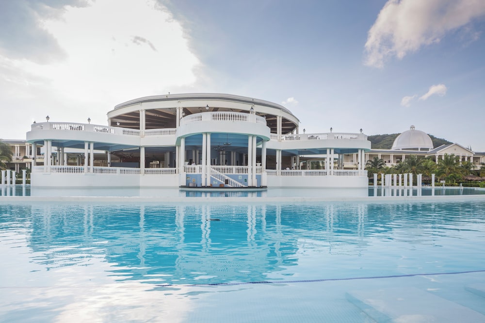 The Signature Level at Grand Palladium Lady Hamilton Resort & Spa 2/48