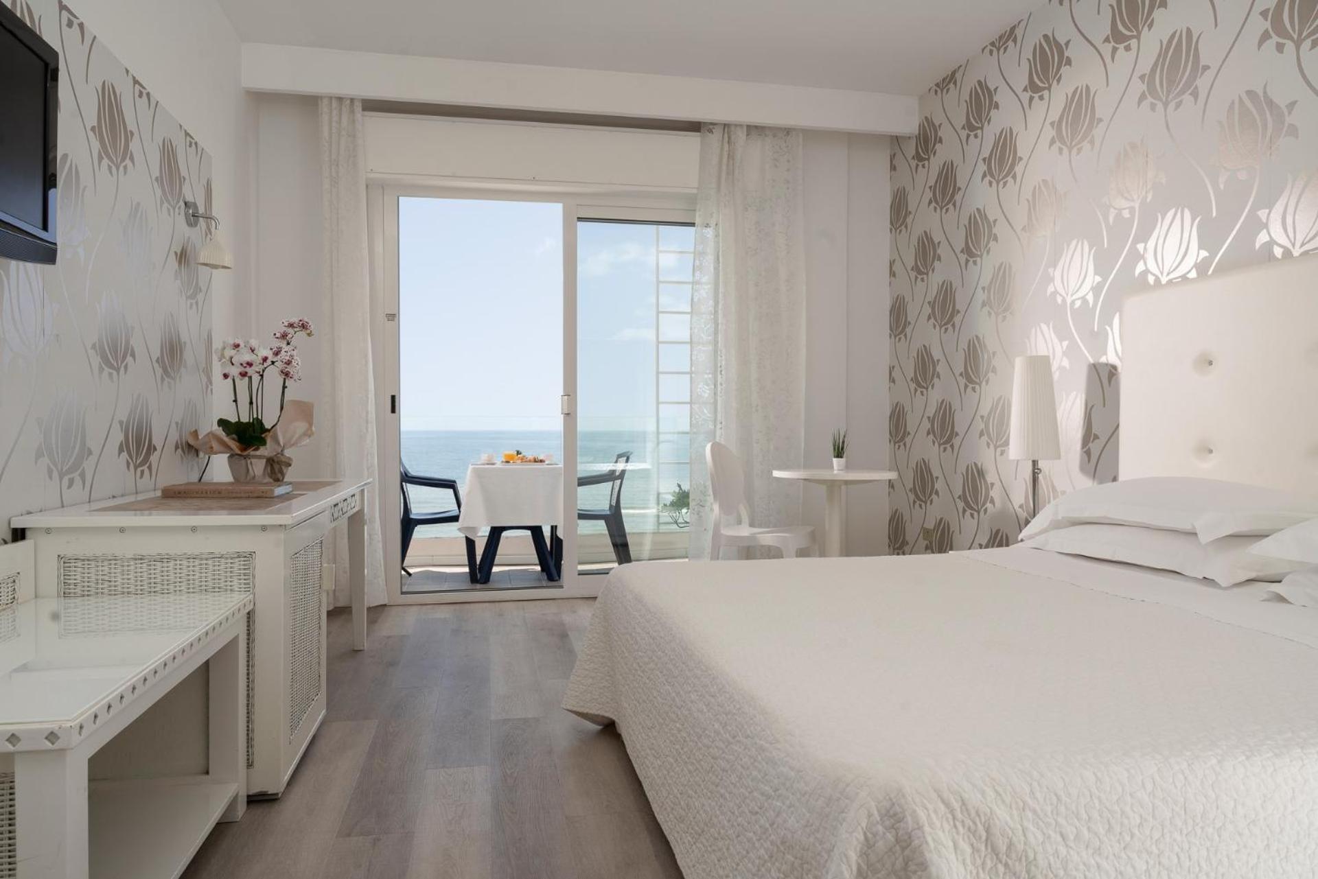 Standard, Sea Front