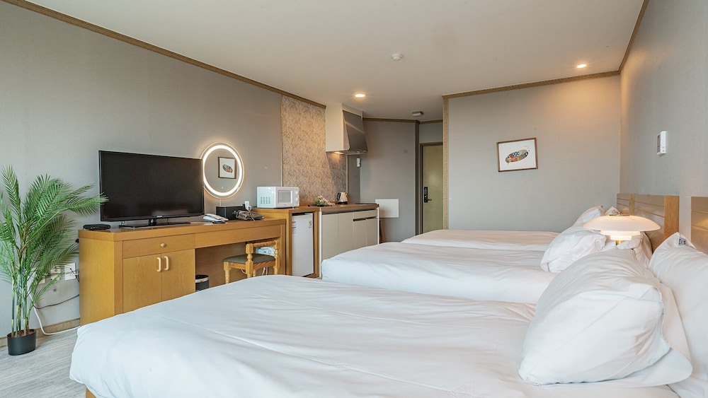 J.View Hotel 12/43