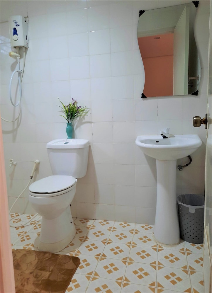 Conrada's Place Hotel And Resort 55/67