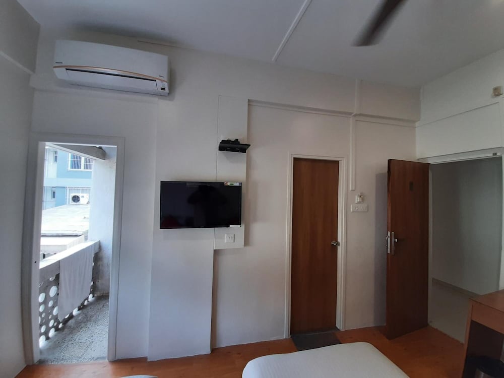 Hotel Bhooshan 20/30