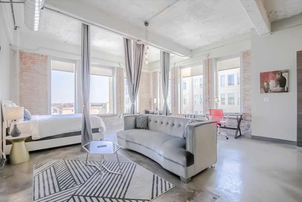 3 Bedrooms, Elite, Apartment, 1 Queen and 2 King Beds, Pool View, Executive Level، Luxury Downtown Dallas Stay by Amyfinehouse 6/10