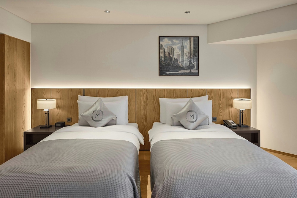 Oasis, Twin Beds, City View