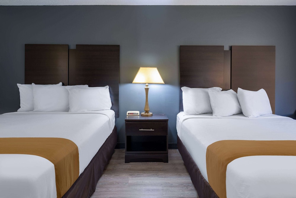 Travelodge by Wyndham Merrill 21/50