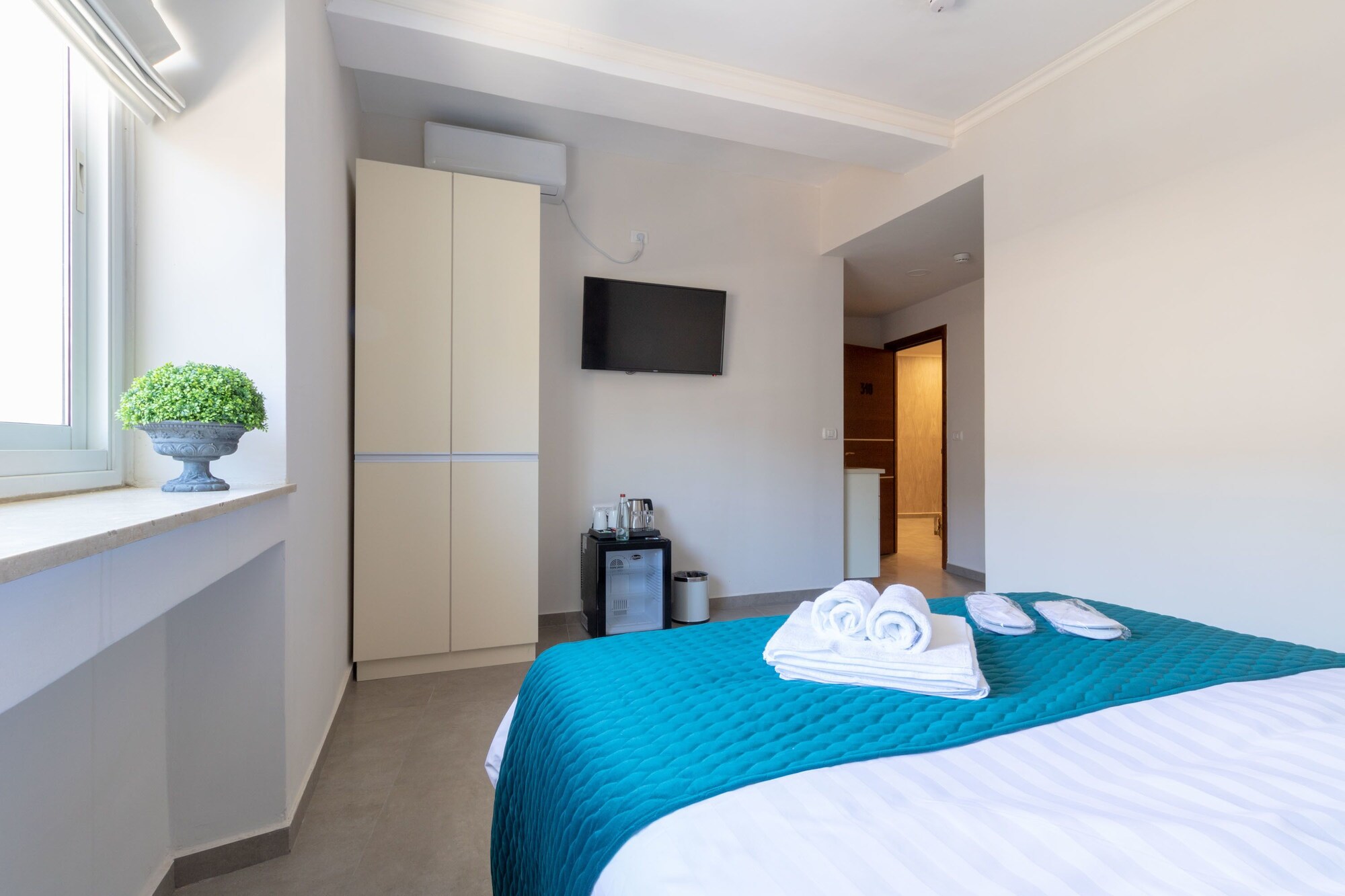 LUXURY, QUEEN BED, CITY VIEW