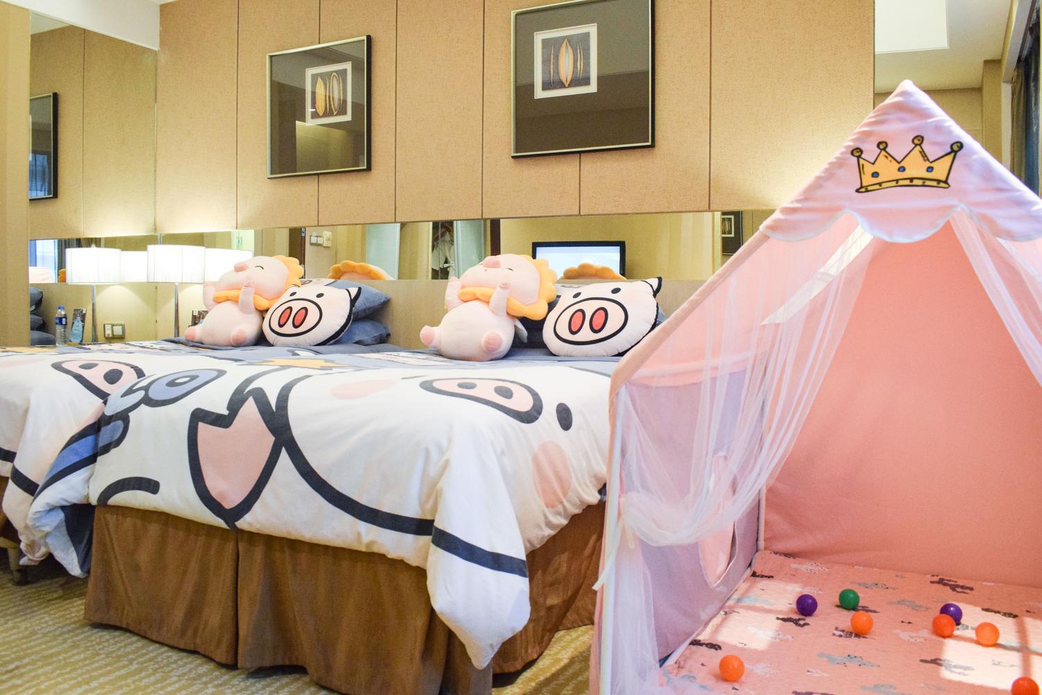 Theme, Family, Twin Beds