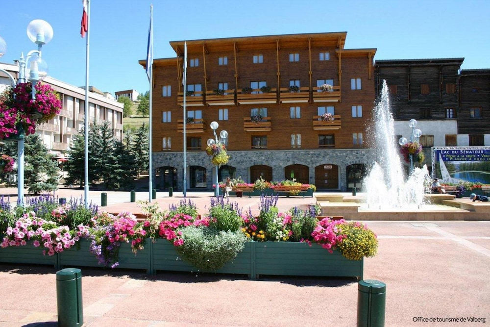 Adonis Valberg in GUILLAUMES
