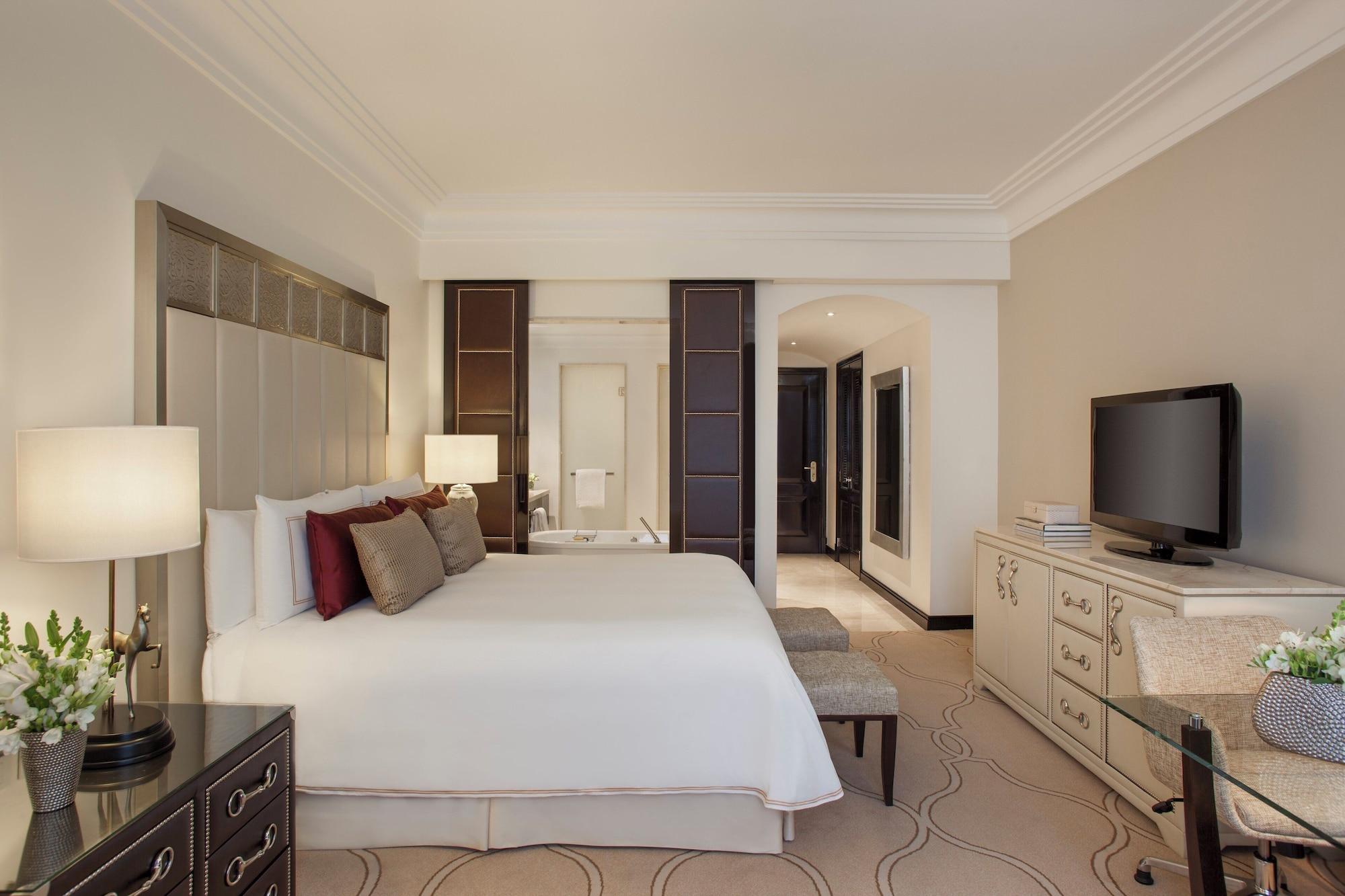 Suite, King Bed, Mansion View