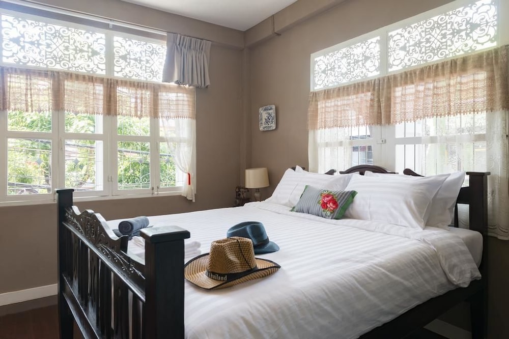 SUITE, KING BED