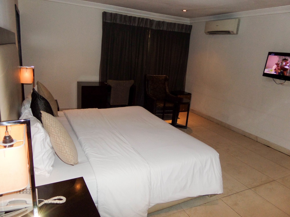 S S Hotels And Suites 20/48