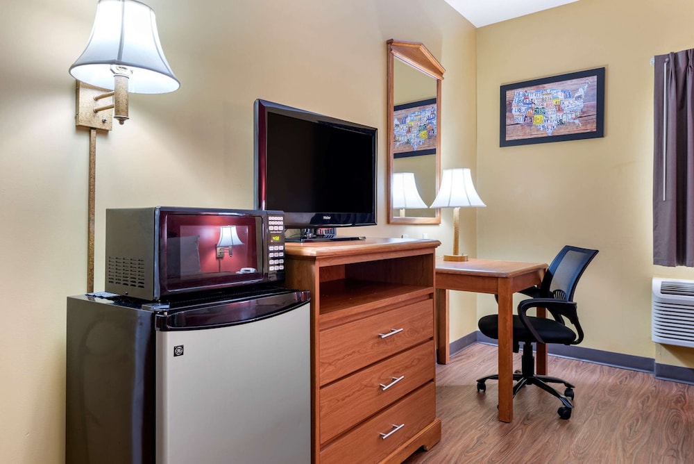 Econo Lodge Louisville Airport 40/40