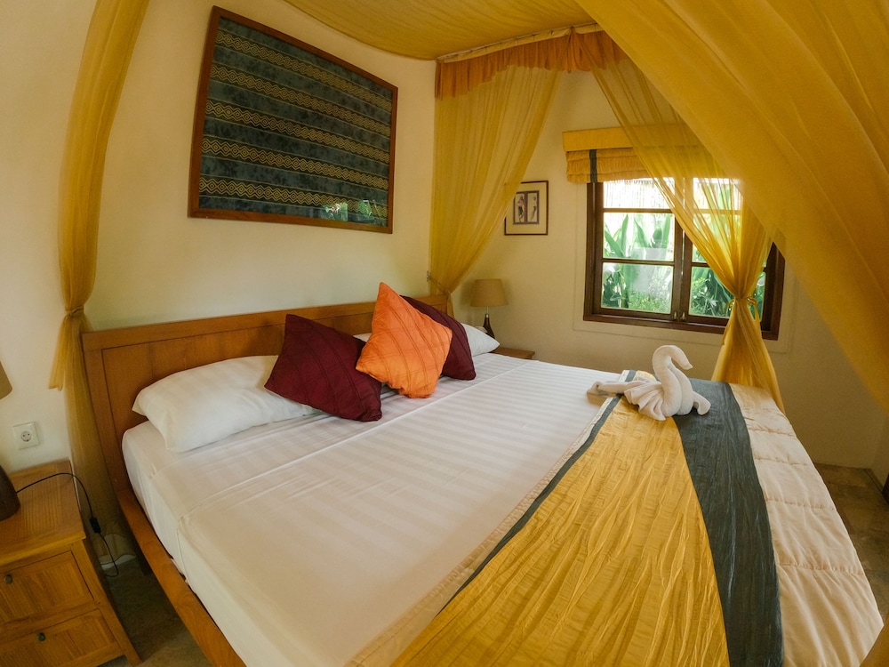 EXECUTIVE, KING BED, POOL VIEW