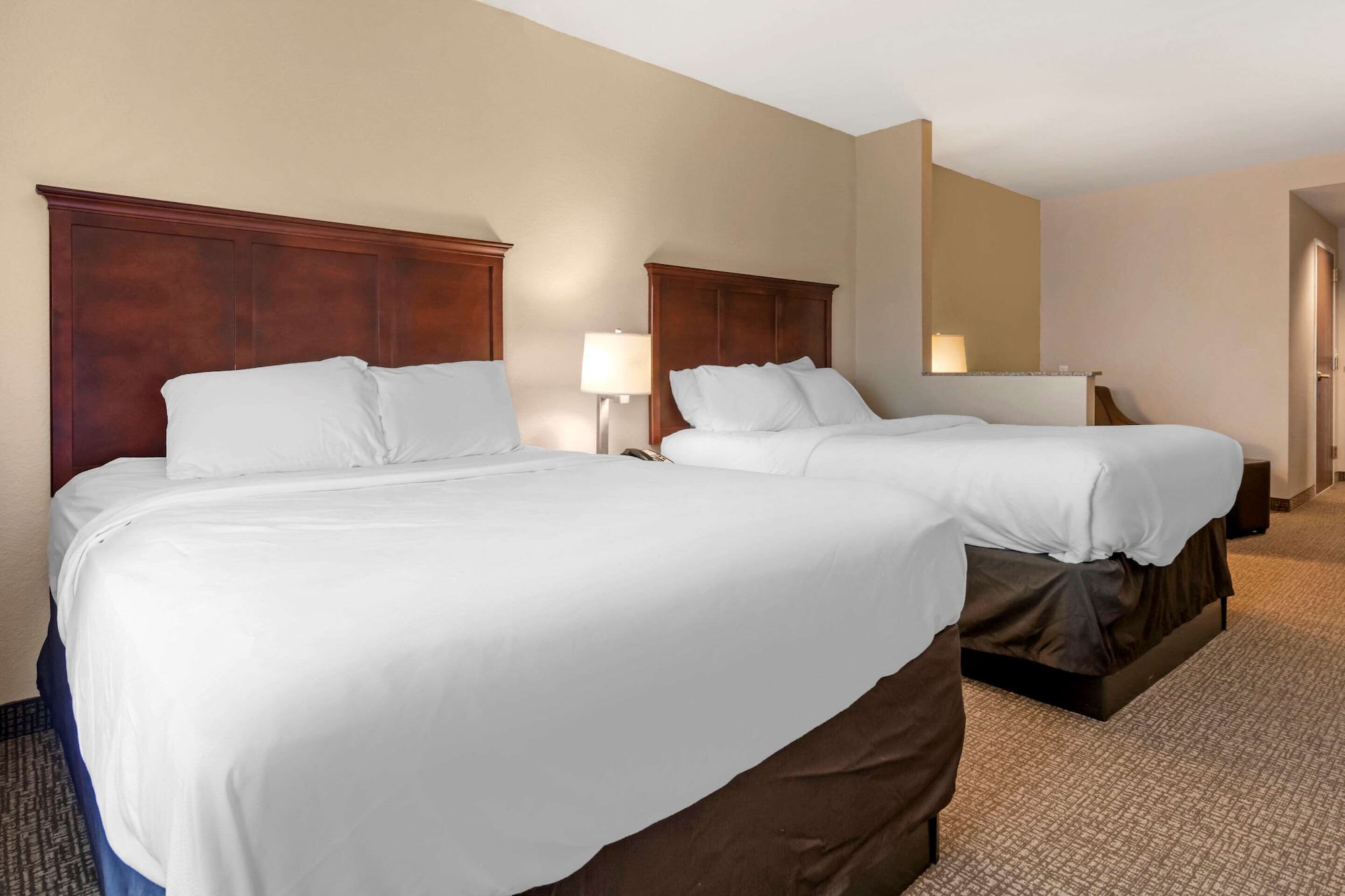 جناح بسريرين كوين بغرفة نوم واحدة مع أريكة لذوي الإعاقة، Comfort Suites Ocala - North 2/10