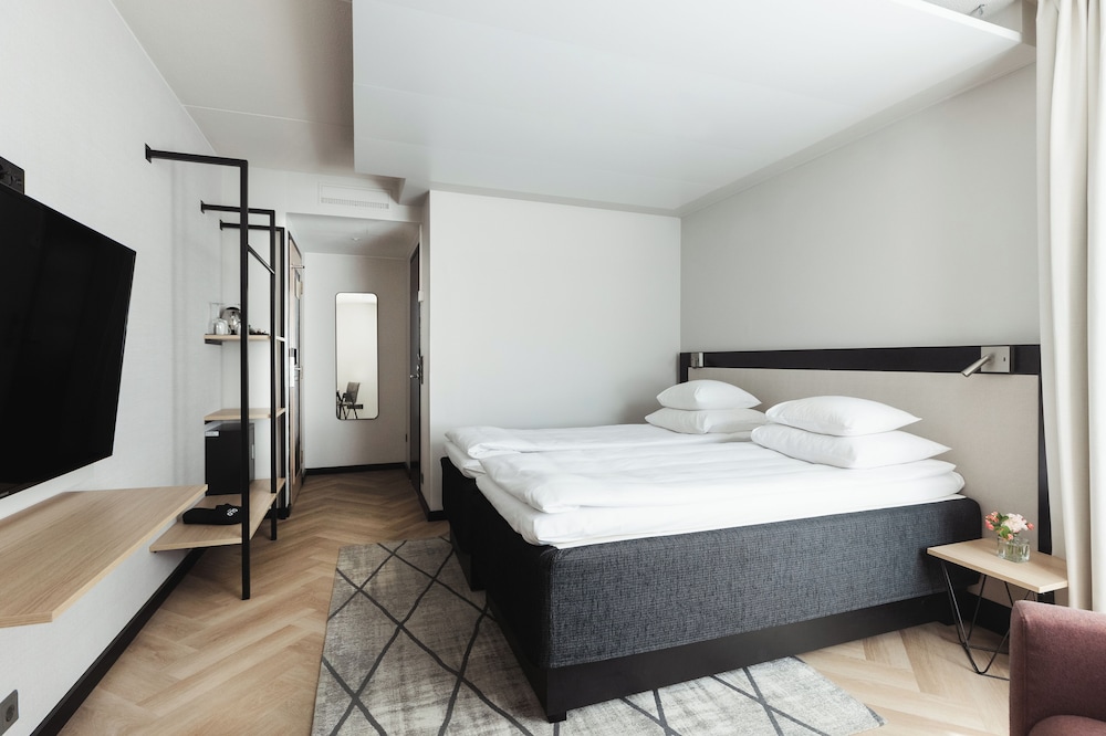 STANDARD, QUEEN BED