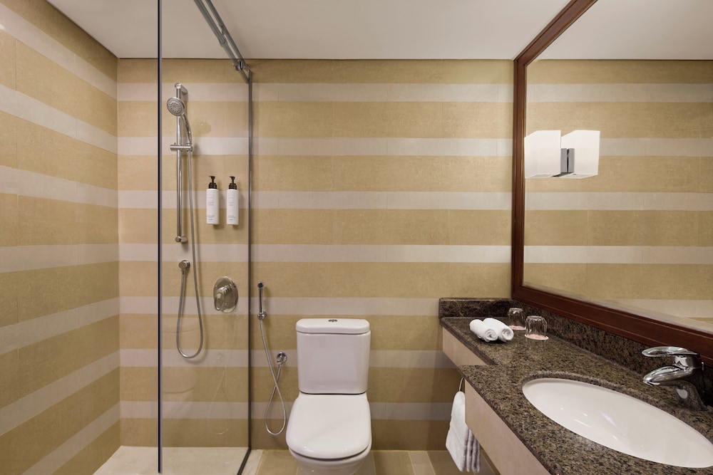 غرفة كلاسيكية ثلاثية بثلاثة أسرّة بإطلالة على المدينة، سويس اوتيل المقام مكة(Swissotel Al Maqam Makkah) 8/10