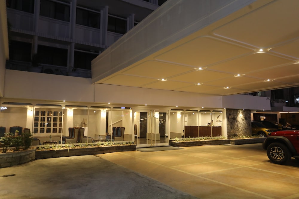 THE INTERNATIONAL HOTEL 35/40