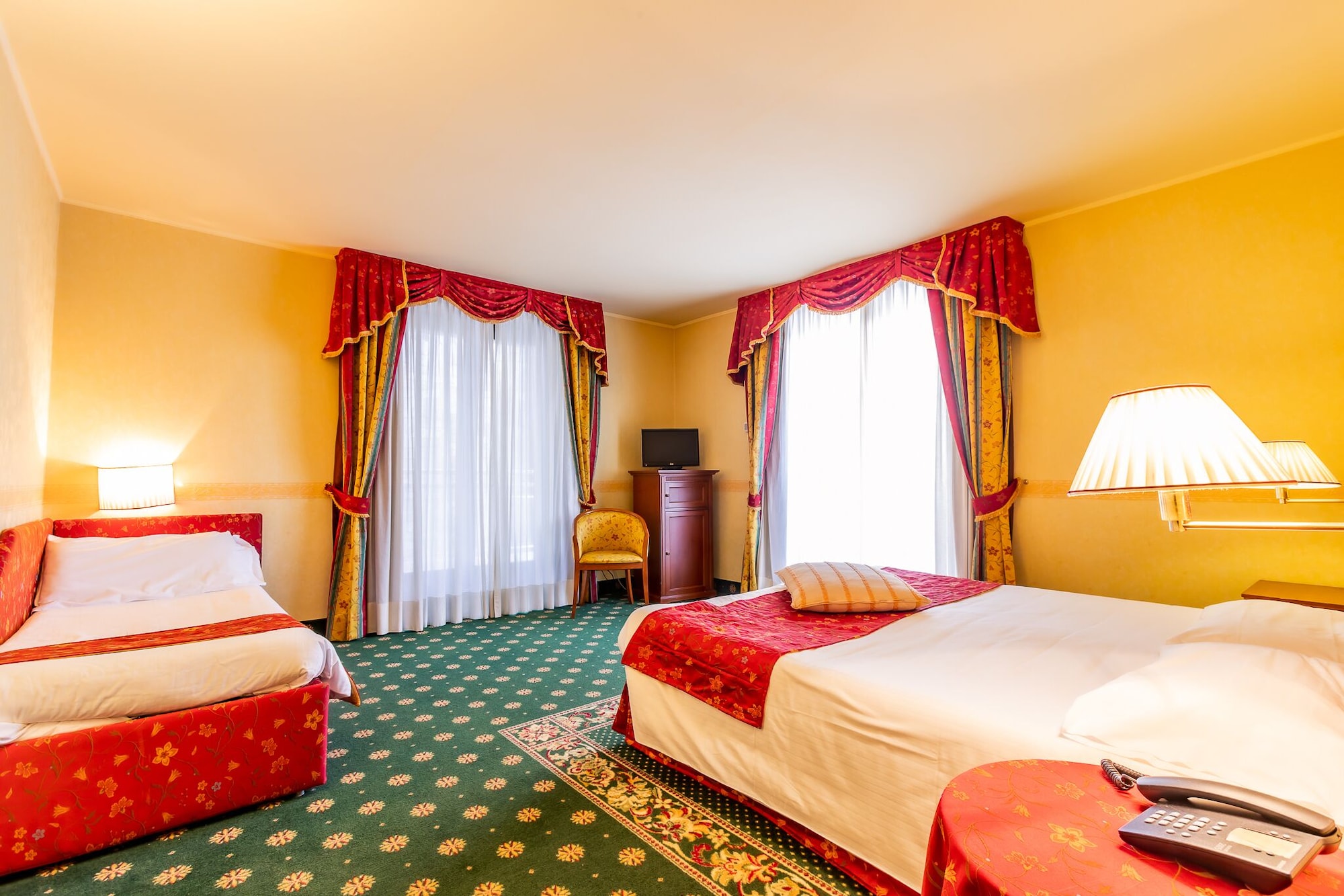 ROOM, QUADRUPLE