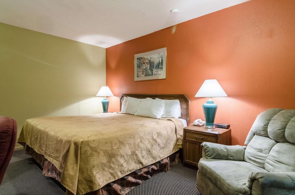 Executive Inn Dodge City, KS (ex Rodeway Inn) 14/34