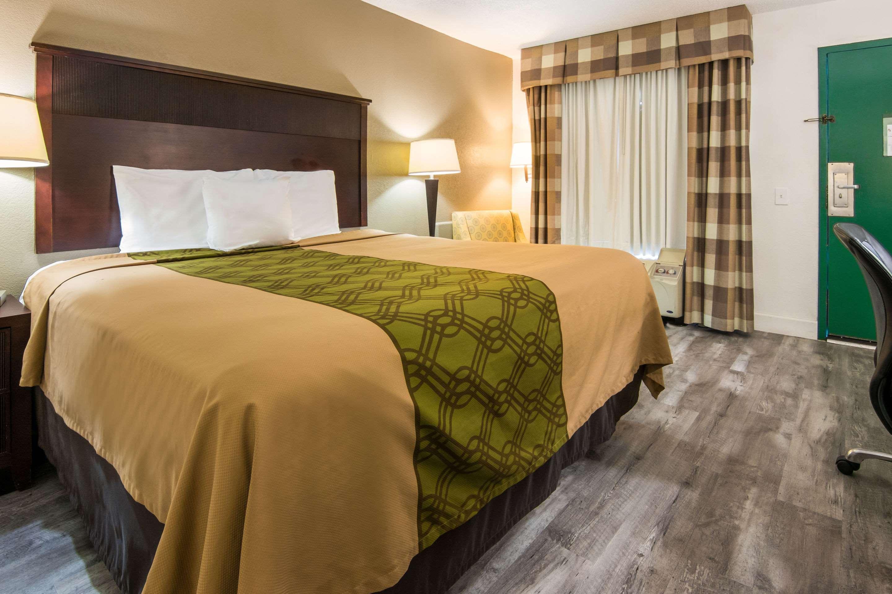 ROOM, KING BED, SMOKING, ACCESSIBLE