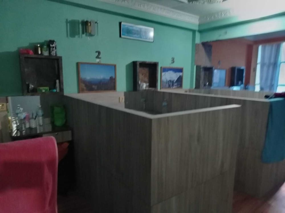 Sara's Backpackers Hotel 8/74