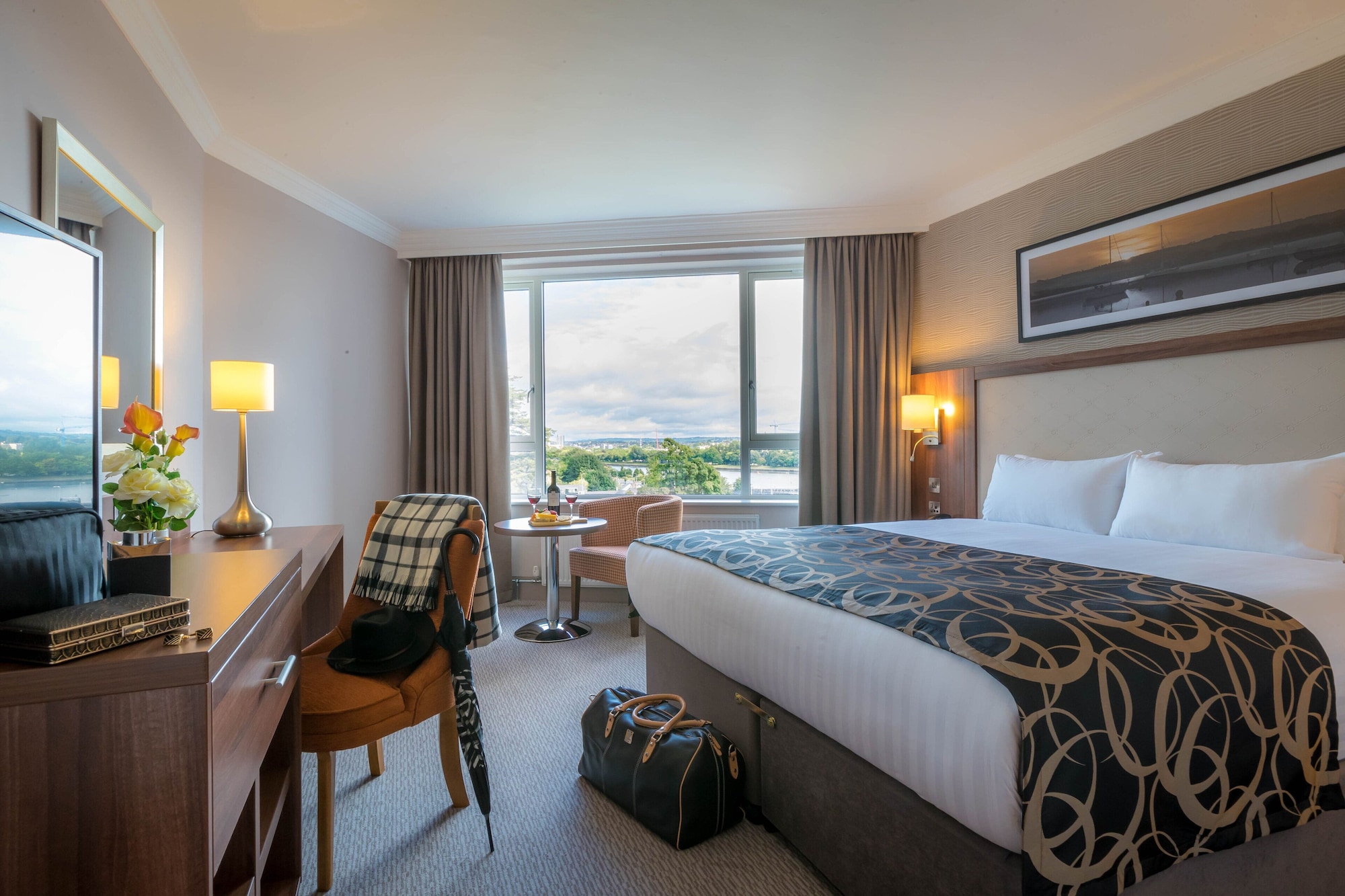 DELUXE, KING BED