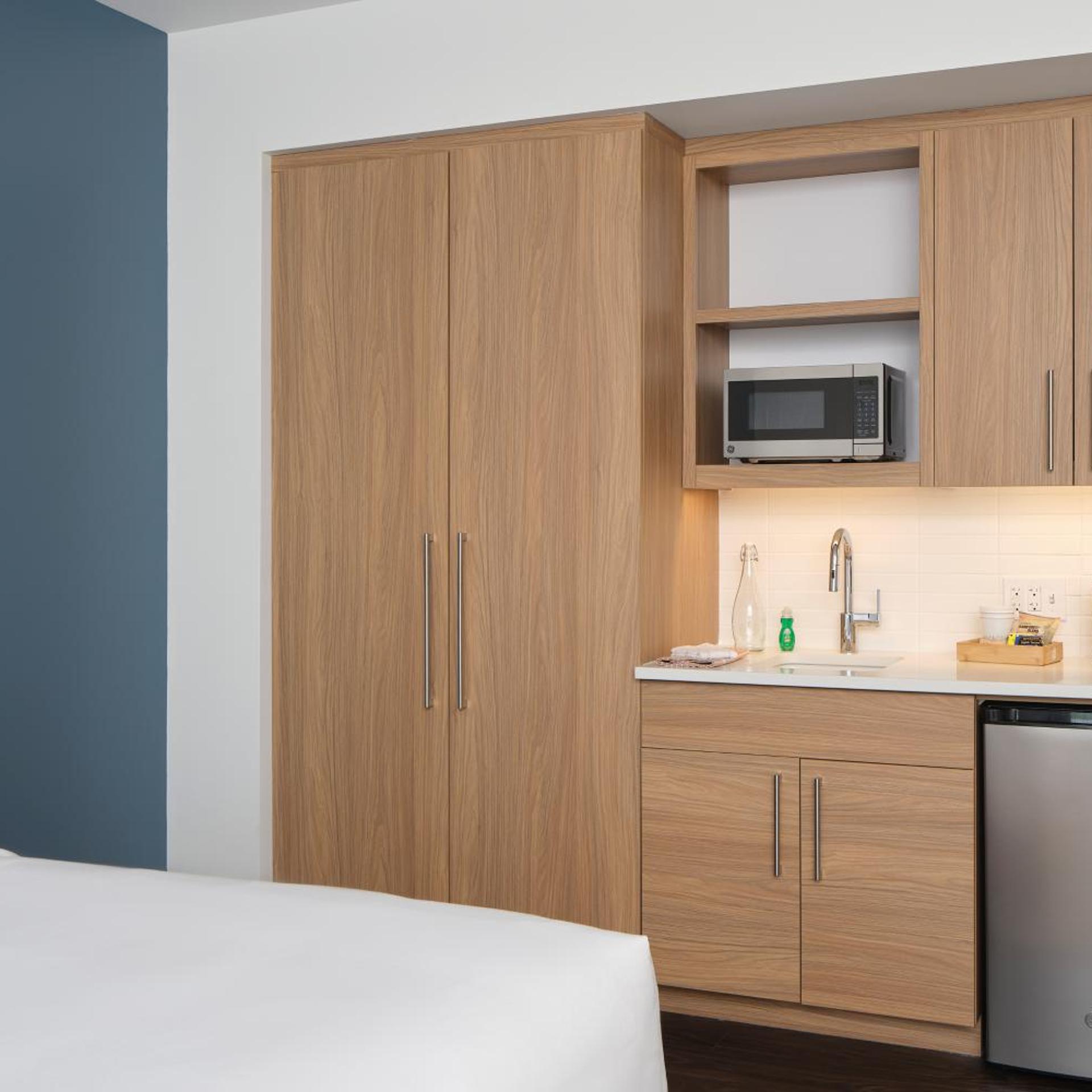 غرفة قياسية بسرير كينج وسريرين كوين، Magnuson Hotel Lenox 2/3