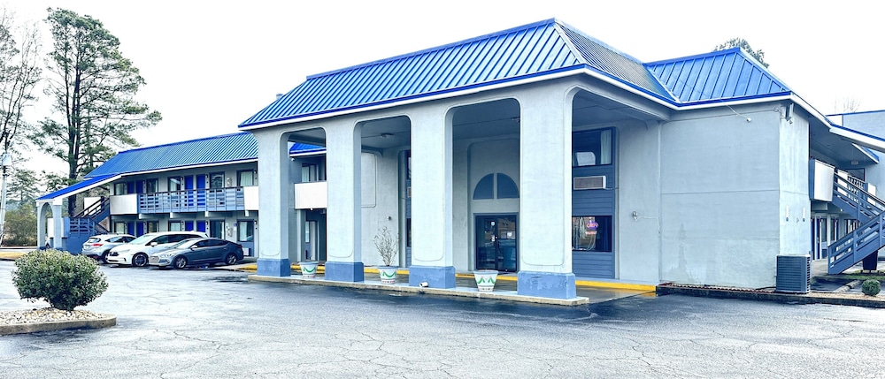 Rodeway Inn and Suites Plymouth Hwy 64 55/55