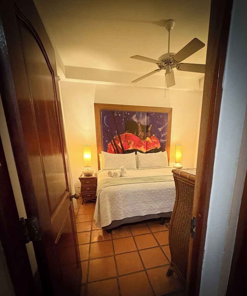ROOM, KING BED